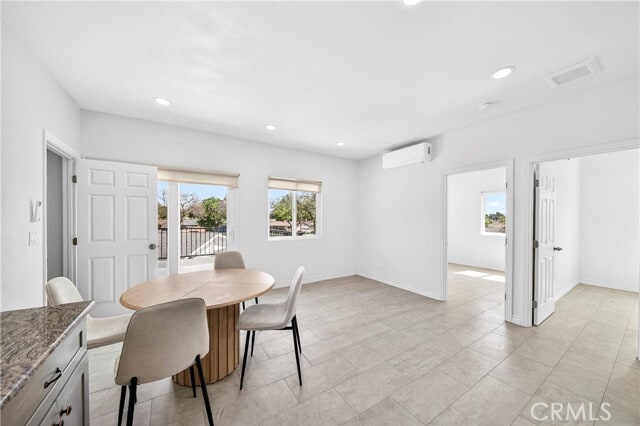 Building Photo - 525 W Woodcrest Ave