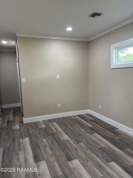 Building Photo - 100 Maple Dr