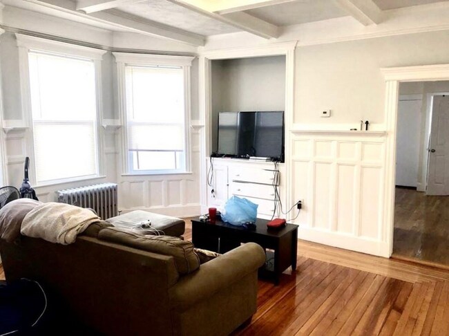 Building Photo - No brokers Fee Unit in Fort Hill, Free Laundry, Eat-in Kitchen, New Kitchen Apploances