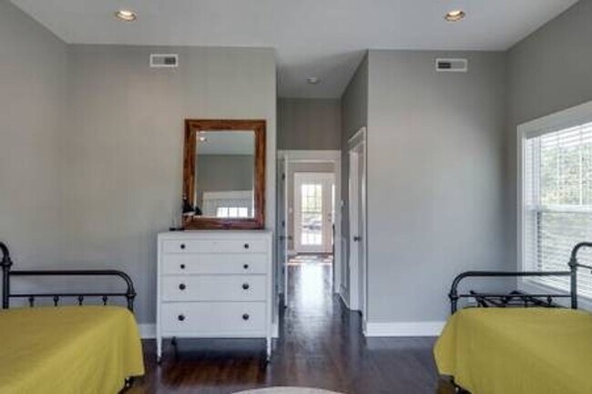 Building Photo - 1212 Ashwood Ave