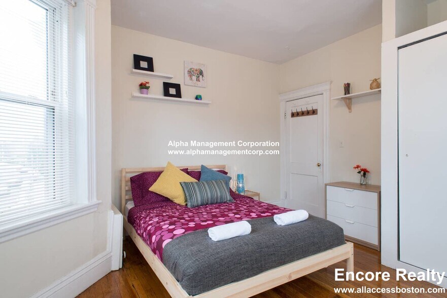 Building Photo - 126 Warren St