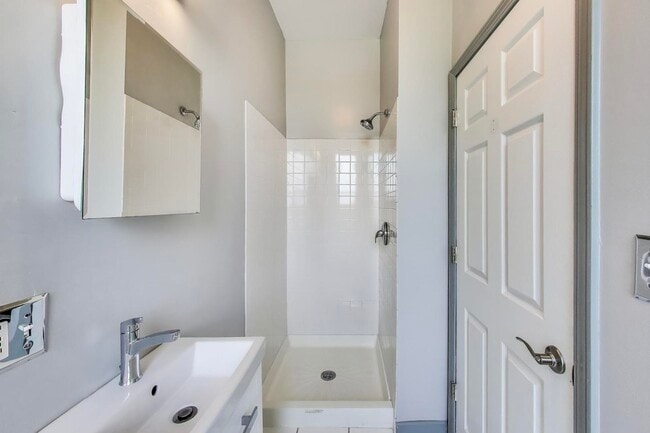 Building Photo - 737 E 50th St