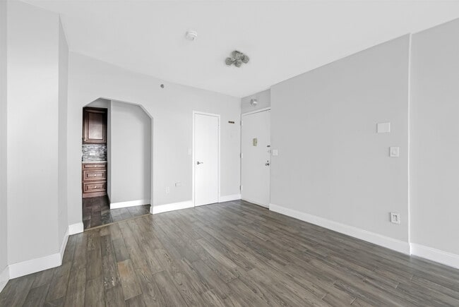 Building Photo - 45 River Dr S