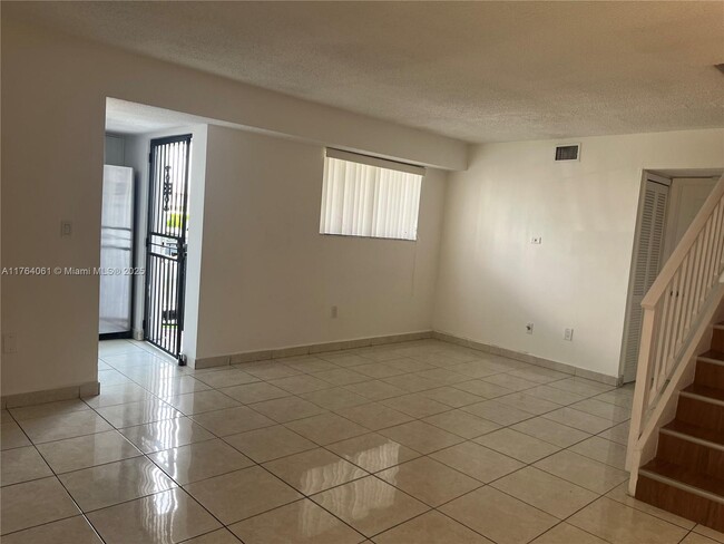 Building Photo - 1340 W 41st St