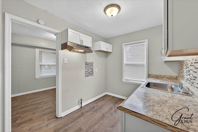 Building Photo - $1275 3 bedroom bungalow