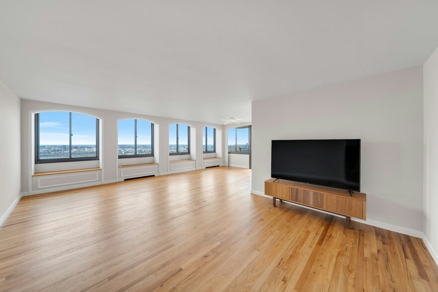 Building Photo - 300 Winston Dr