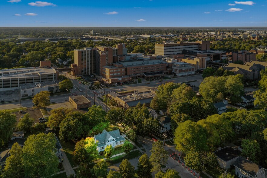 Building Photo - 1028 Porlier St