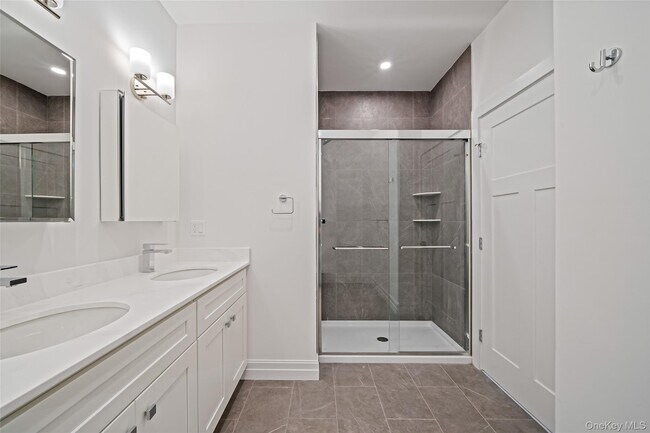 Building Photo - 725 Eastview Dr