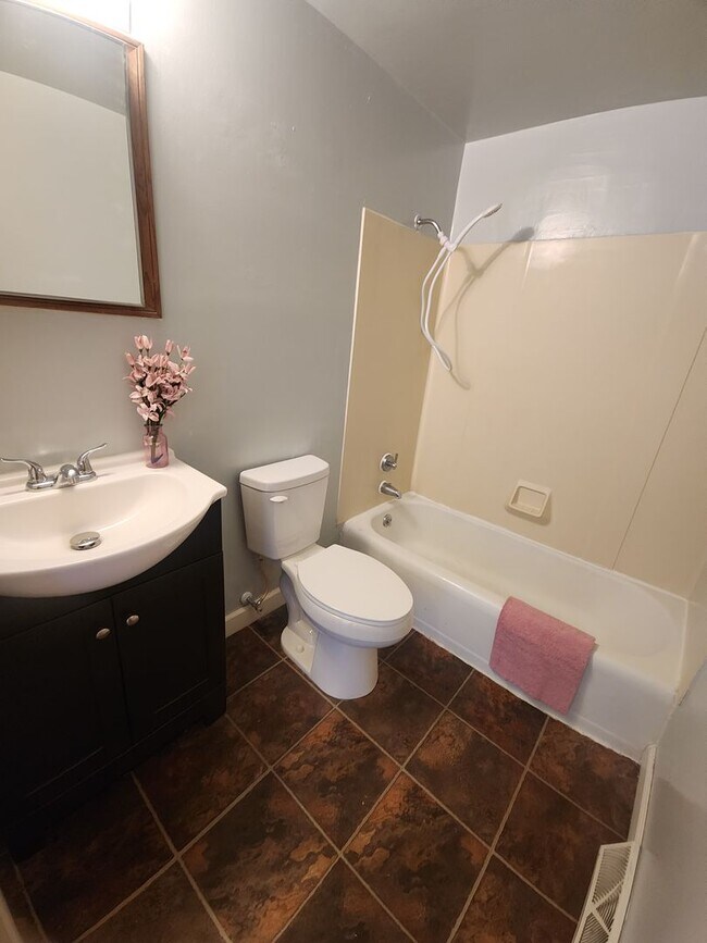 Building Photo - 1059 Gillingham Rd