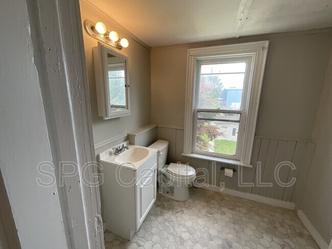 Building Photo - 207 N Forney Ave