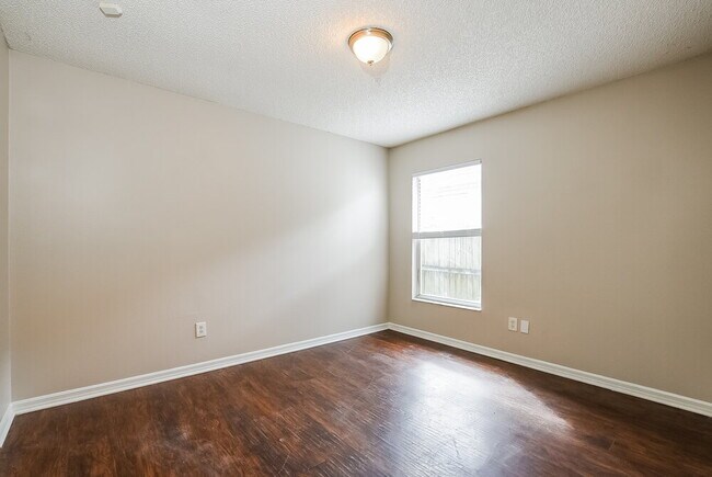 Building Photo - 948 Delfino Pl