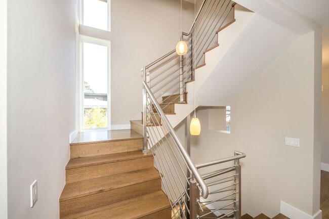 Building Photo - 13 Year "Young" 3 Bed, 3 Bath Contemporary Home- Steps to University Ave!