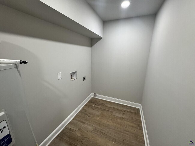 Building Photo - 305 N 4th St