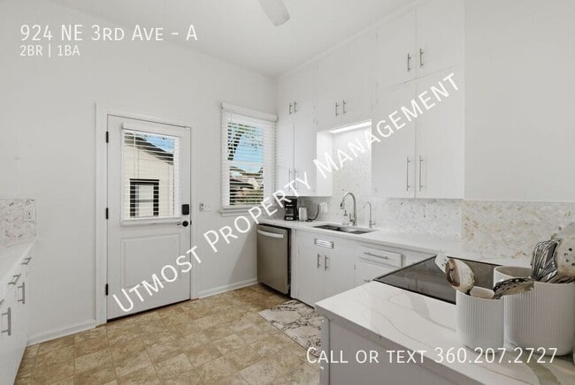 Building Photo - 924 NE 3rd Ave