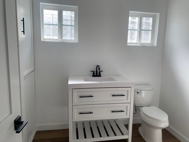 Building Photo - 1227 E 7th St