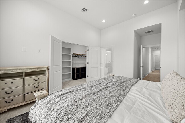 Building Photo - 1550 W Tidwell Rd