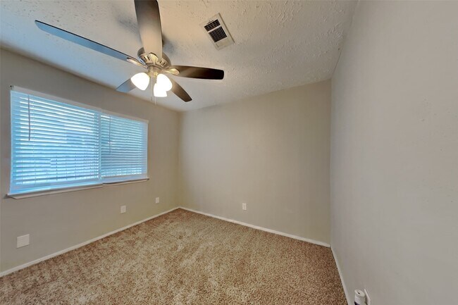 Building Photo - 16358 Maplemont Dr