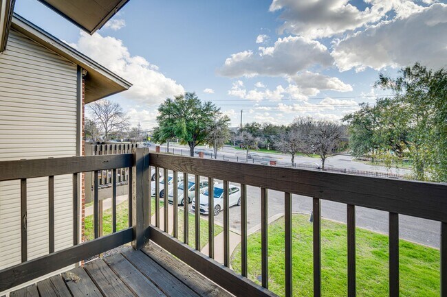 Building Photo - RIVER CROSSING ATX - 2BD/2.5BA - TOWNHOUSE - NEAR DOWNTOWN - NEW INTERIOR - $1495