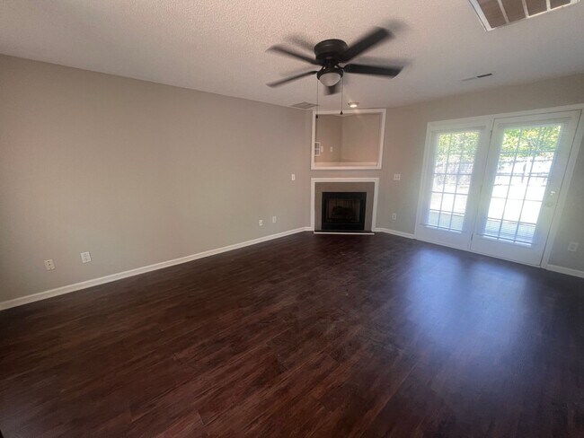 Building Photo - Charming 3-Bedroom Home with Endless Poten...