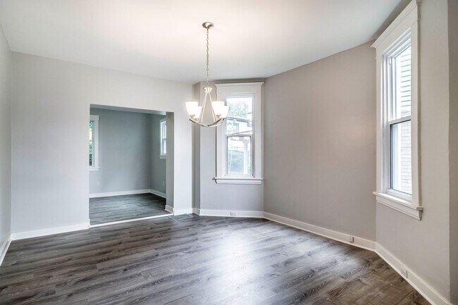 Building Photo - Stunning 4 bedroom home in Beechview available August 1!