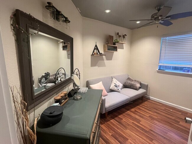 Bedroom 3/ Office - 647 Hovey Way