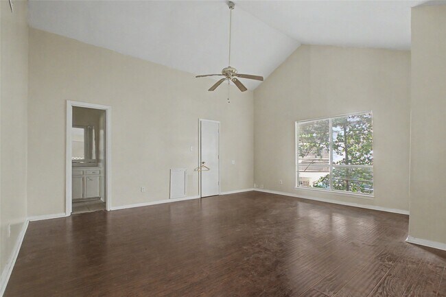 Building Photo - 13119 Hollowcreek Park Dr