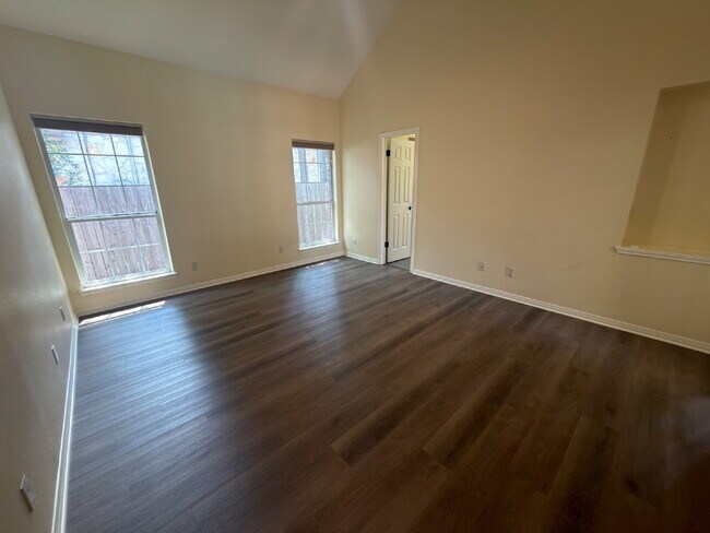 Building Photo - 3 bed 2 bath 2 car garage & pool.