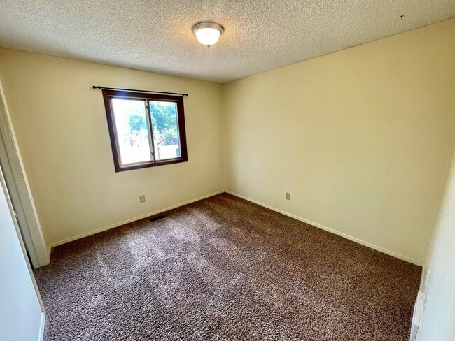 Building Photo - 4 Bed, 2 Bath Loveland, CO Home- Fenced Backyard, A/C, & 2 Car Garage!