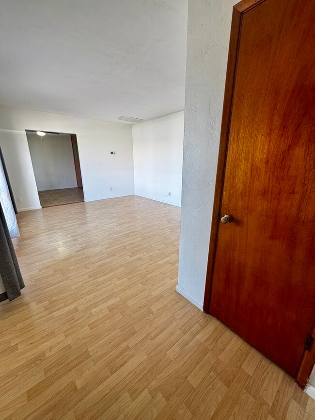 Building Photo - FOR RENT