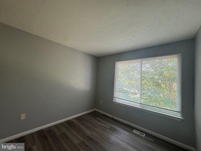 Building Photo - 7233 Mill Creek Ct