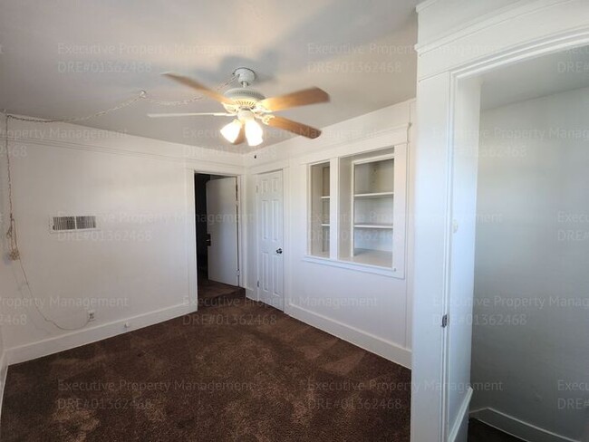 Building Photo - Move in ready. 3 bedrooms/ 1.5 bath, yard,...