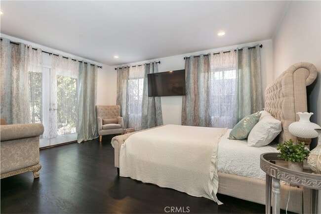 Building Photo - 5825 Fulton Ave