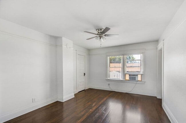 Building Photo - Charming craftsman home located in the hig...