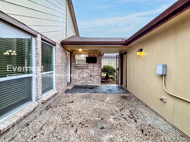 Building Photo - 8534 Dawnridge Dr