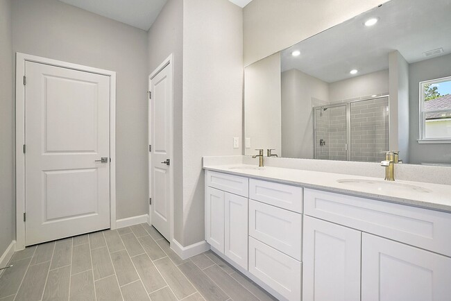 Building Photo - New home located off of Marion Oaks Pass f...