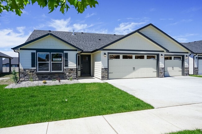 Primary Photo - 3 CAR GARAGE