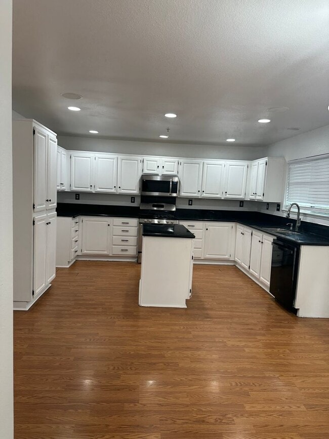 Building Photo - Stunning 3 Bed 3 Bath Duplex in Placentia with Open Floor Plan and Vaulted Ceilings.