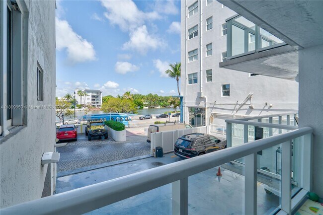 Building Photo - 2457 Collins Ave