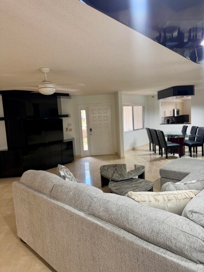 Building Photo - 15321 Strathearn Dr