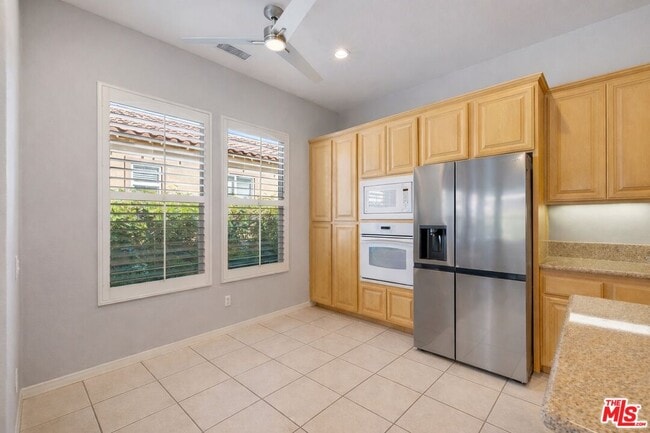 Building Photo - 37 Shoreline Dr