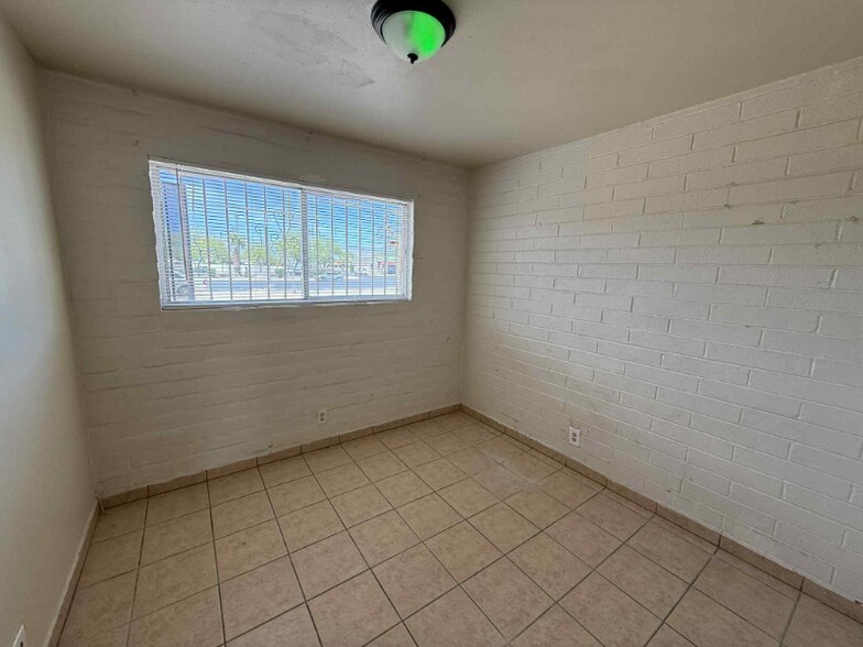 Building Photo - 705 W Irvington Rd