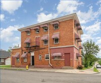 Building Photo - Spacious 3-Bed Apartment - Off-Street Park...