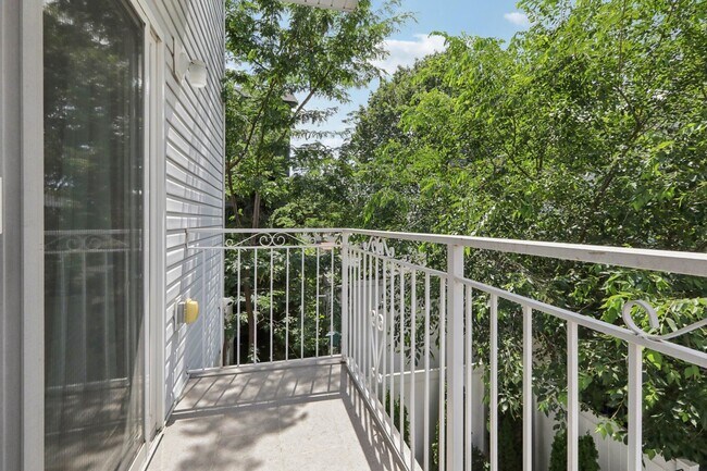 Building Photo - 131 Zabriskie St