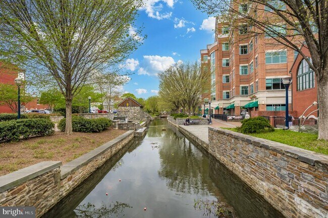 Building Photo - 230 S Market St