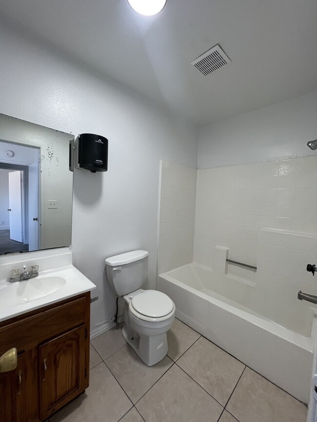 Building Photo - 2 Bed 2 bath 2 Car Garage In Bellflower