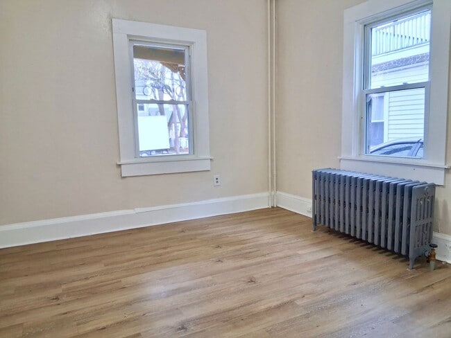 Building Photo - 325 N Laurel St