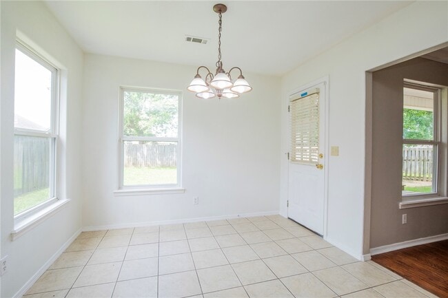 Building Photo - 902 SW Sandrock Rd