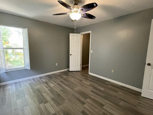 Building Photo - 5610 29th St Cir E