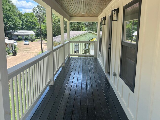 Building Photo - Fully Remodeled One Bed/One Bath Cottage