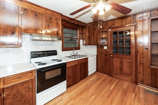 Building Photo - 453 Wade Hampton Dr